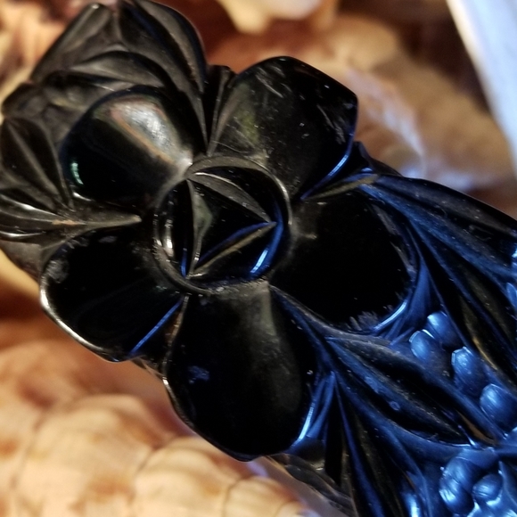 Vtg Black carved BAKELITE chunky clamper - Picture 8 of 9